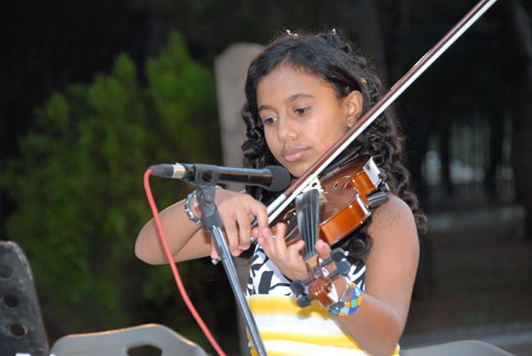 κορίτσι παίζει βιολί σε συναυλία του Ελεύθερου Ωδείου