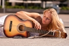 Κοπέλα ξαπλωμένη με κιθάρα