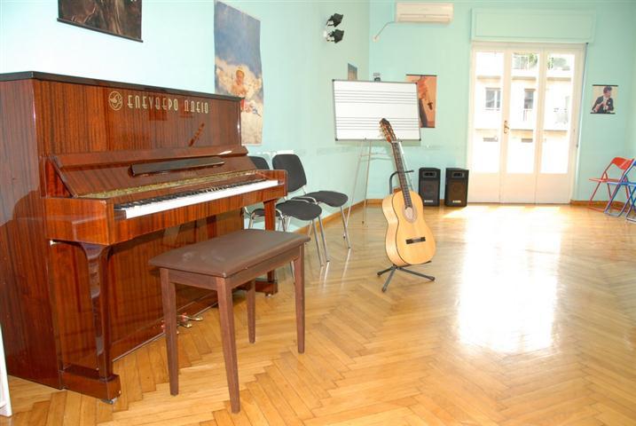 Elefthero Odeio's piano lessons classroom