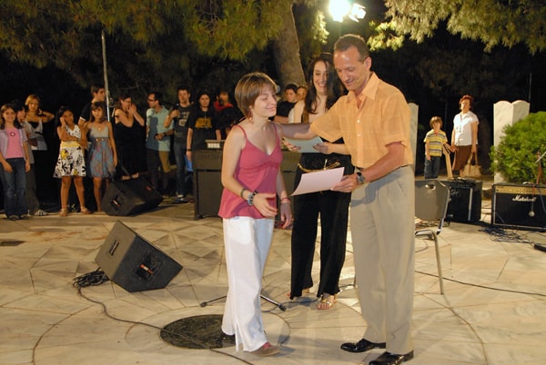 απονομές αναμνηστικών διπλωμάτων σε συναυλία του Ελεύθερου Ωδείου