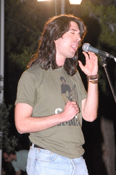 νεαρός τραγουδάει σε συναυλία του Ελεύθερου Ωδείου