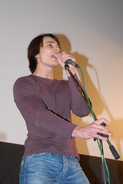 σπουδαστής φωνητικής τραγουδάει σε συναυλία του Ελεύθερου Ωδείου