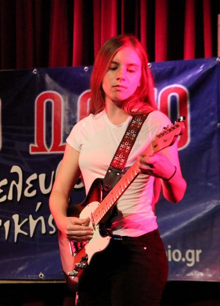 κοπέλα παίζει ηλεκτρική κιθάρα σε συναυλία του Ελεύθερου Ωδείου