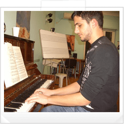 Μαθητής πιάνου και κλασικών θεωρητικών